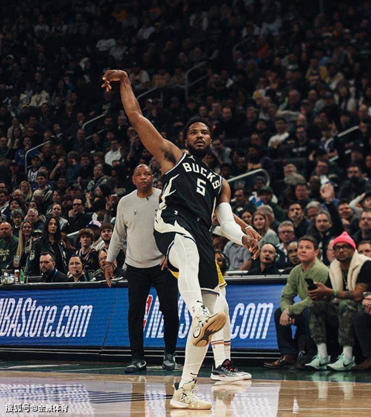 开云官网-浓眉哥在雄鹿比赛中突破纪录，突破纪录引发热议！