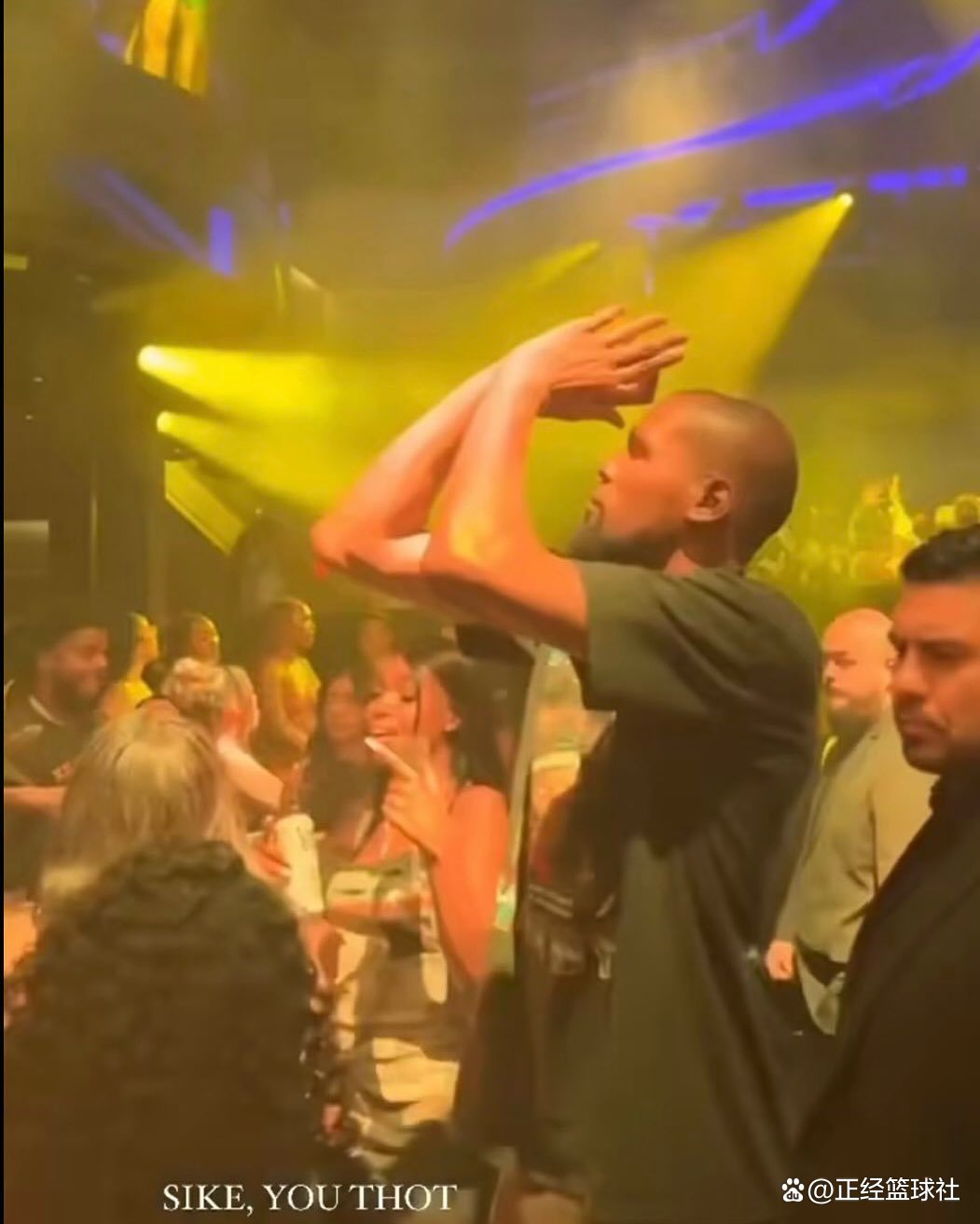 开云平台-杜兰特回归赛场，高光表现首场状态亮眼，西班牙队观众沸腾！的简单介绍