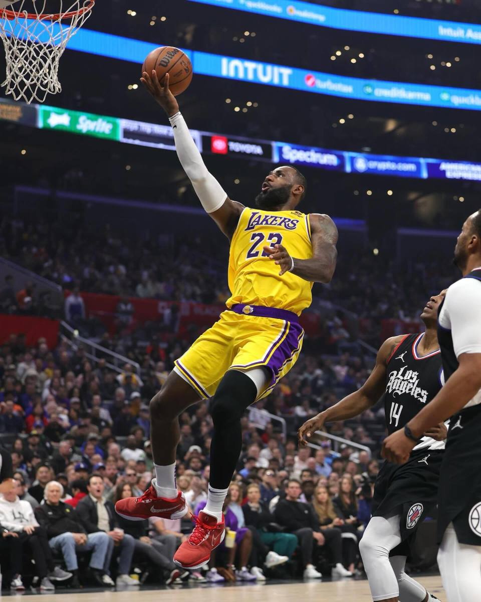 开云平台-詹姆斯重返赛场，领先优势明显首场状态出色，篮网观众沸腾！