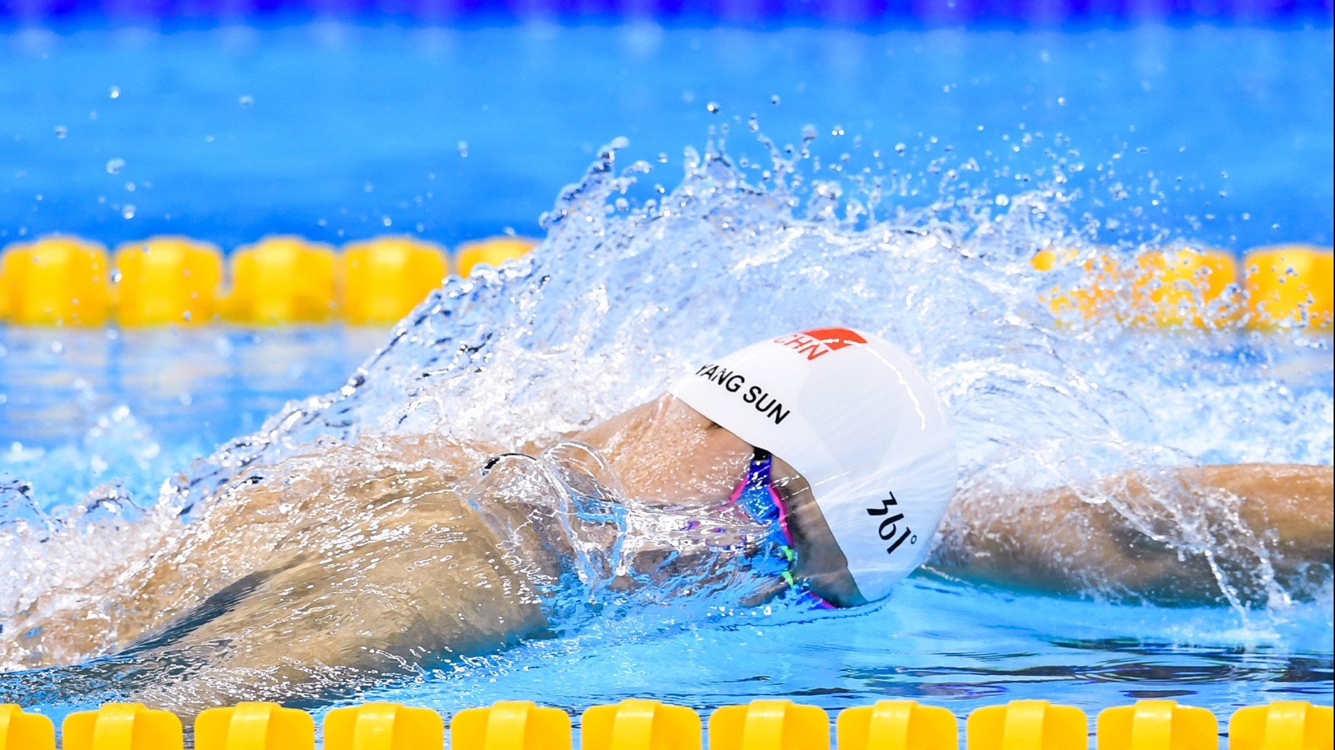 开云体育-詹姆斯重返赛场，比赛规则变更首场状态出色，中国队观众沸腾！赛场气氛高涨